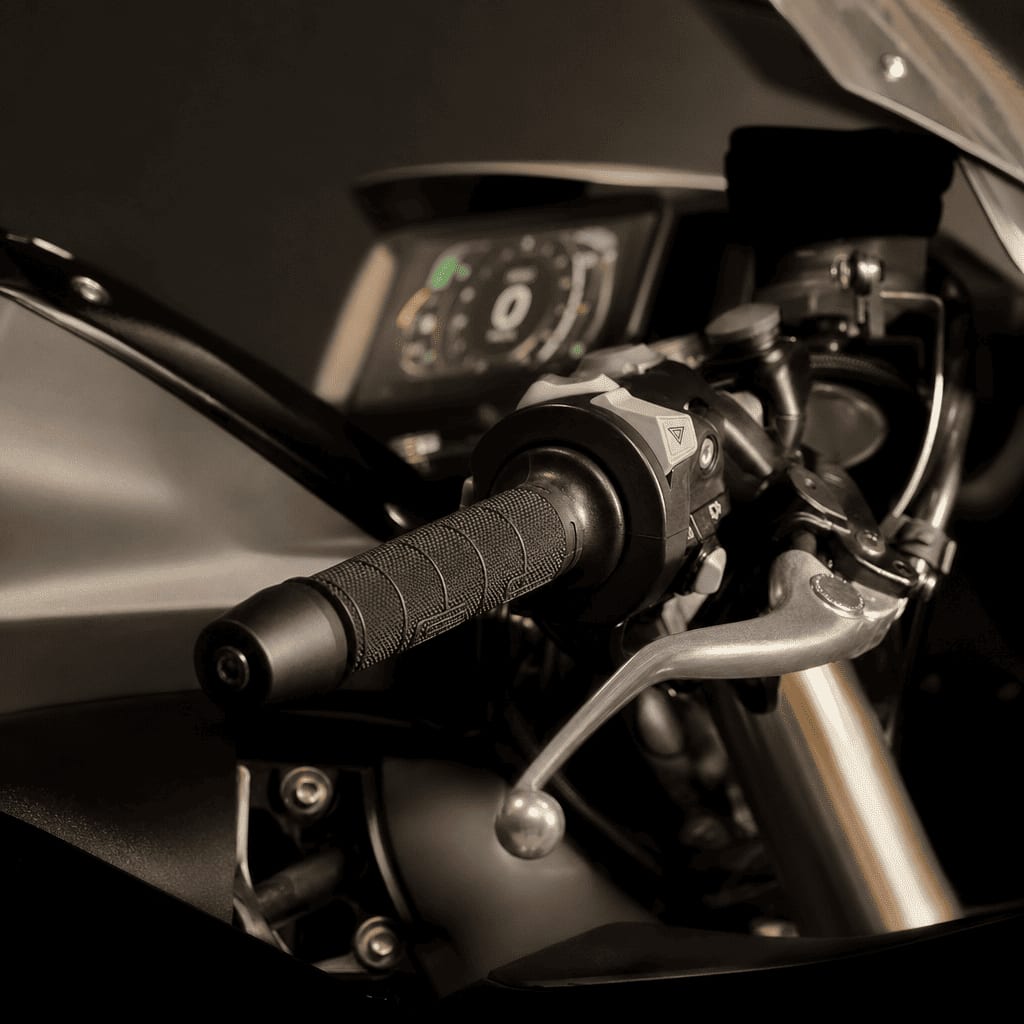 Ponce Racing — detalle manubrio de motocicleta
