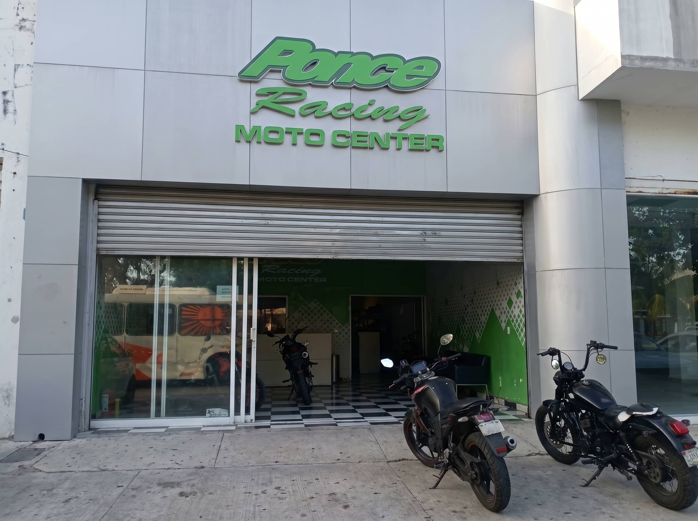 Fachada de Ponce Racing Cancún
